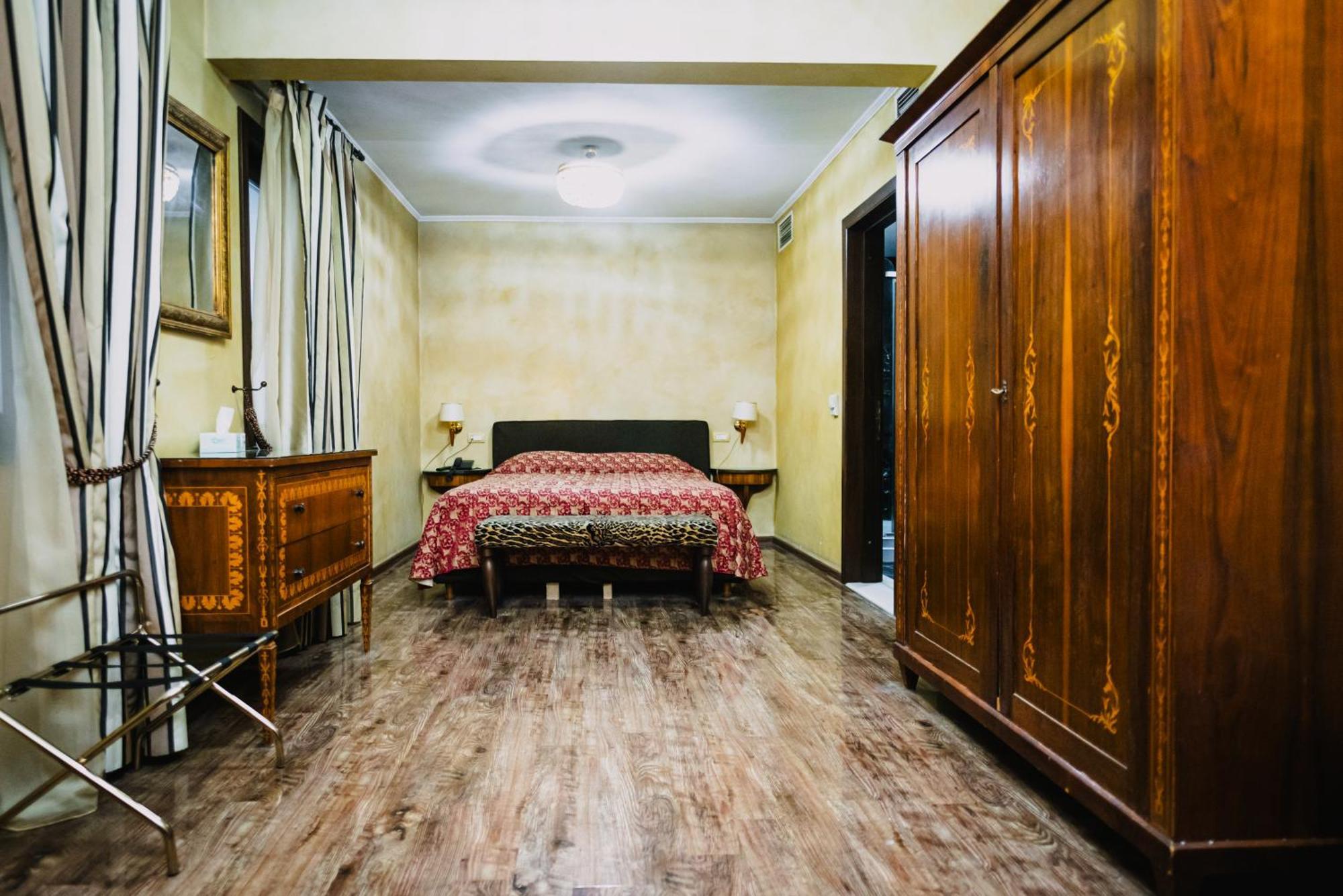 Vigo Hotel Плоешти Экстерьер фото